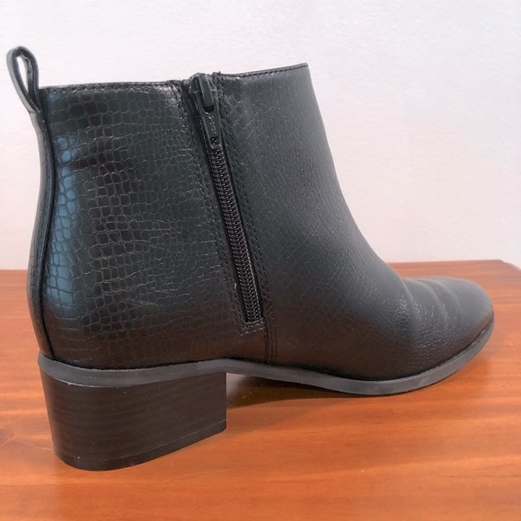 Old Navy Black Croc Textured Faux Leather Ankle Boots- Size 7 - Picture 3 of 9